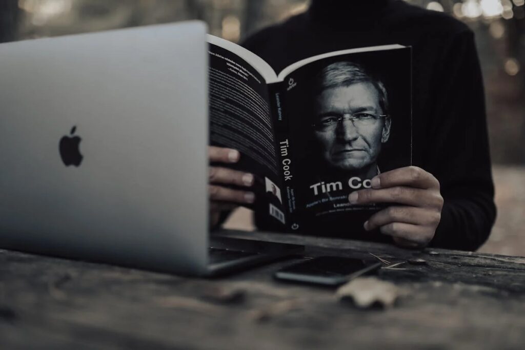 tepuedoayudar-habitos para emprendedores-emprendedor con el hábito de lectura leyendo un libro de emprendimiento