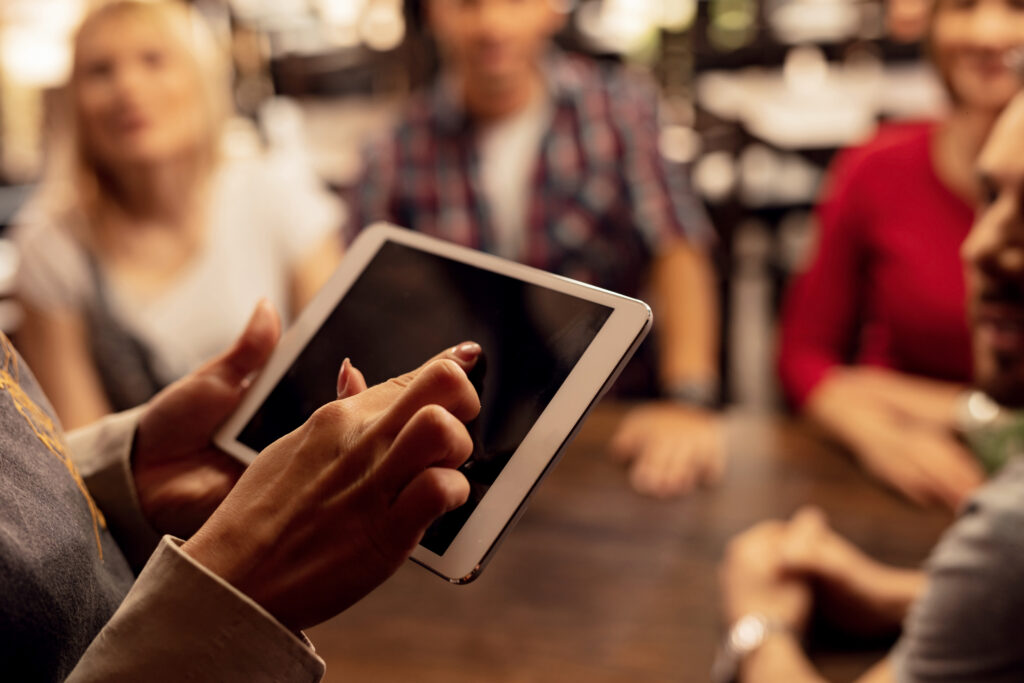 tepuedoayudar digitalizar negocio físico ayudara emprendedores, camarero tomando comando a grupo de personas con una tablet