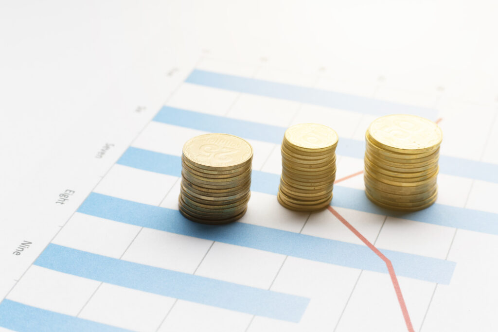te puedo ayudar: estabilidad financiera, mostrada por tres columnas de monedas sobre un gráfico que indica el crecimiento